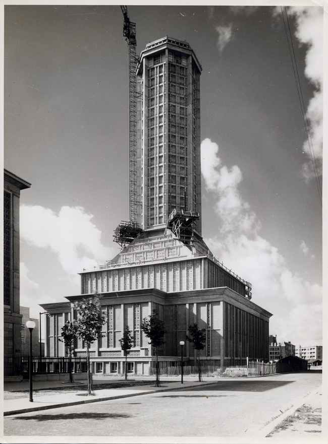Début de la construction de l’église Saint-Joseph, printemps 1956
